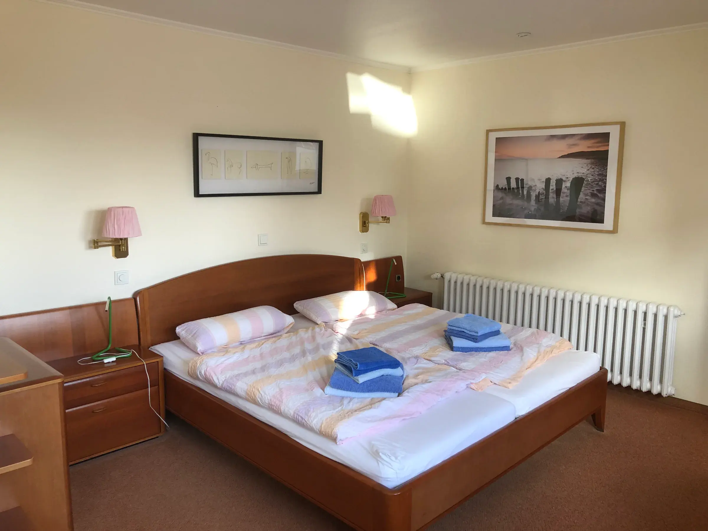 Schlafzimmer der Ferienwohnung Baltrum mit großem Fenster