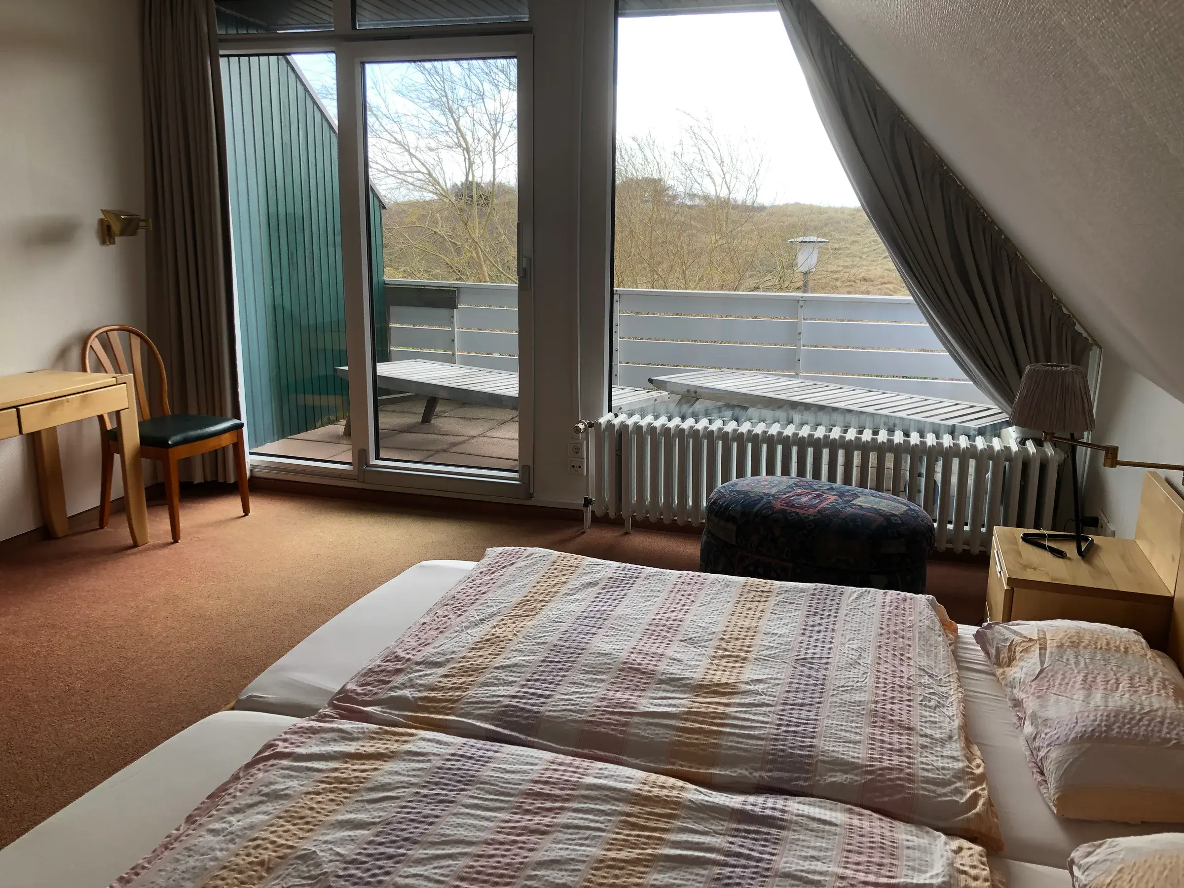 Schlafzimmer der Ferienwohnung Borkum mit Zugang zum Südbalkon