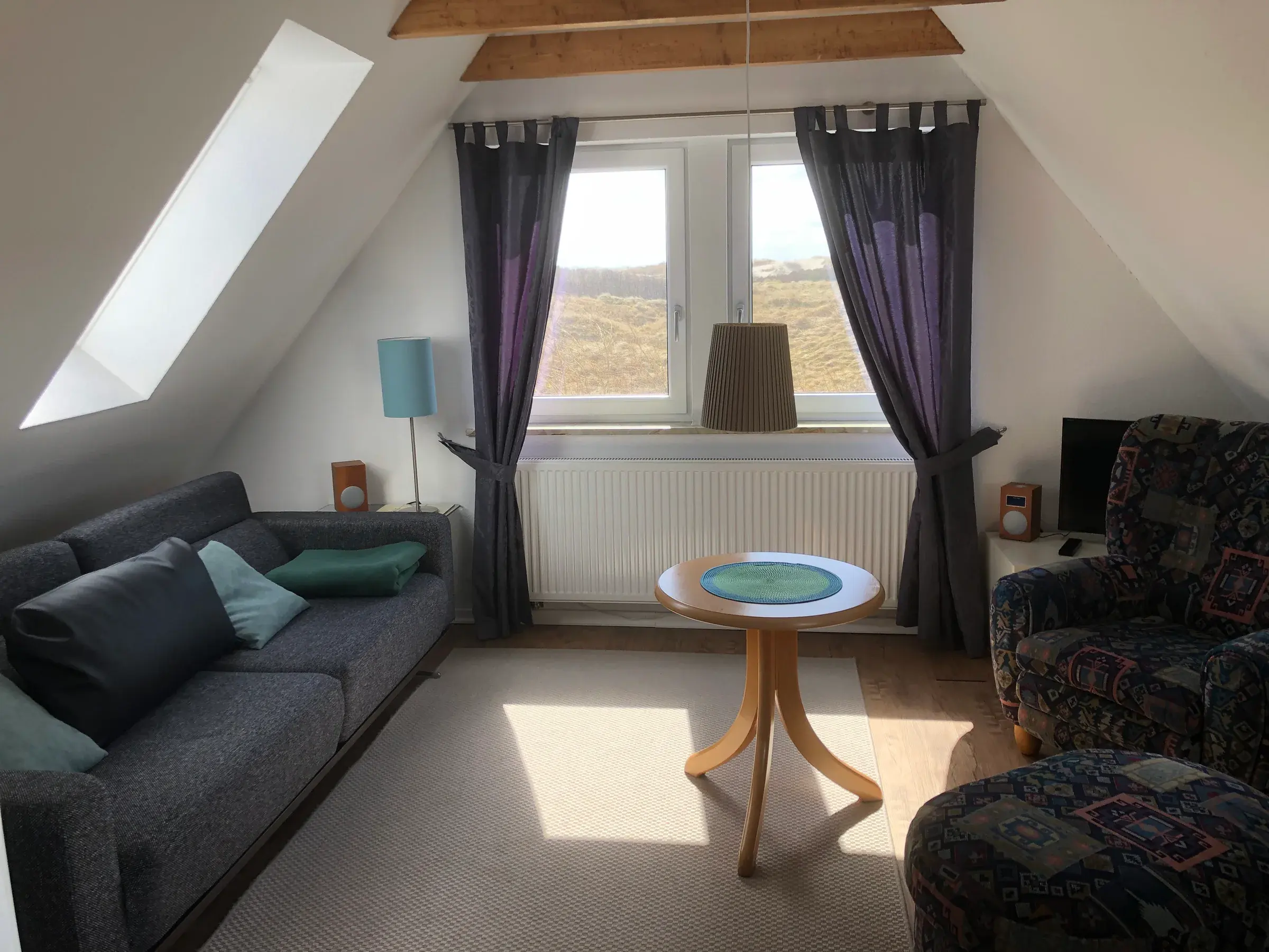 Wohnzimmer der Ferienwohnung Langeoog mit Dachfenstern