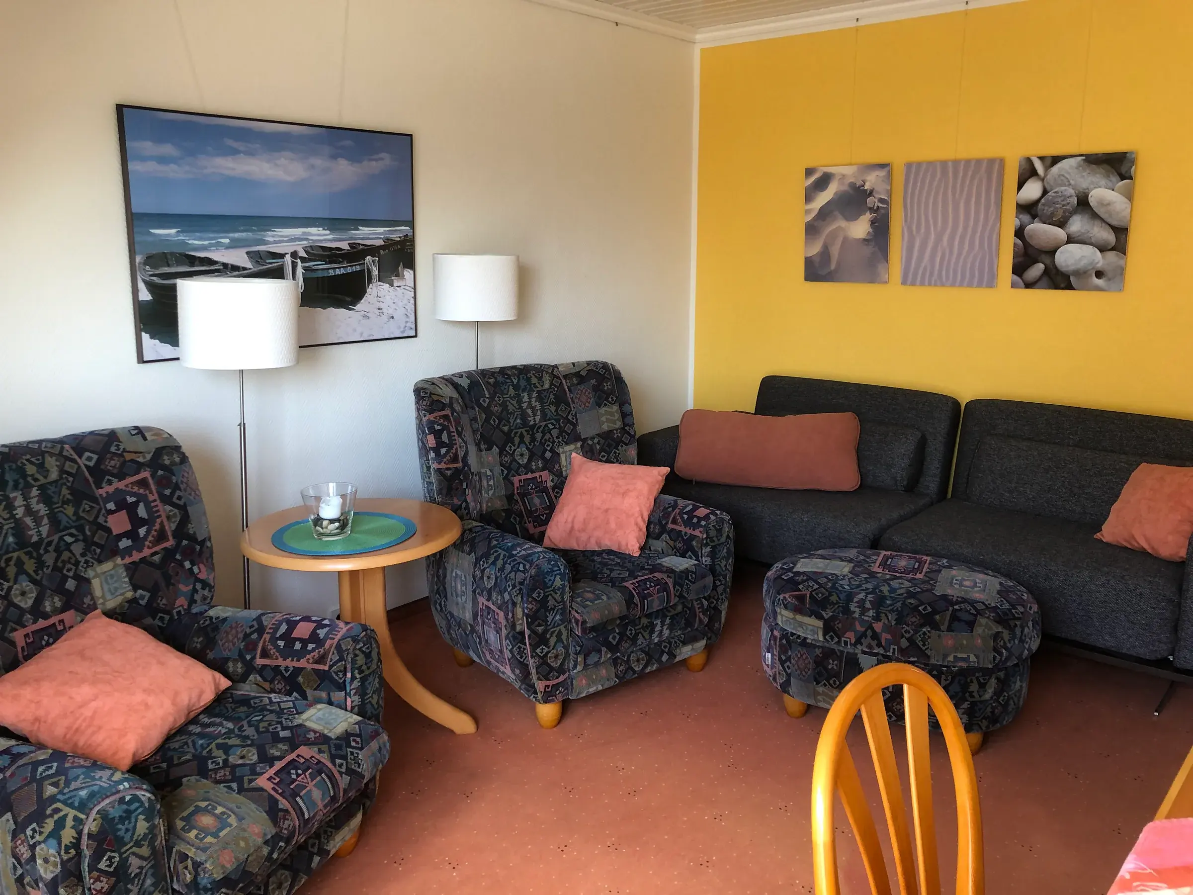 Wohnbereich der Ferienwohnung Baltrum mit Sitzgruppe