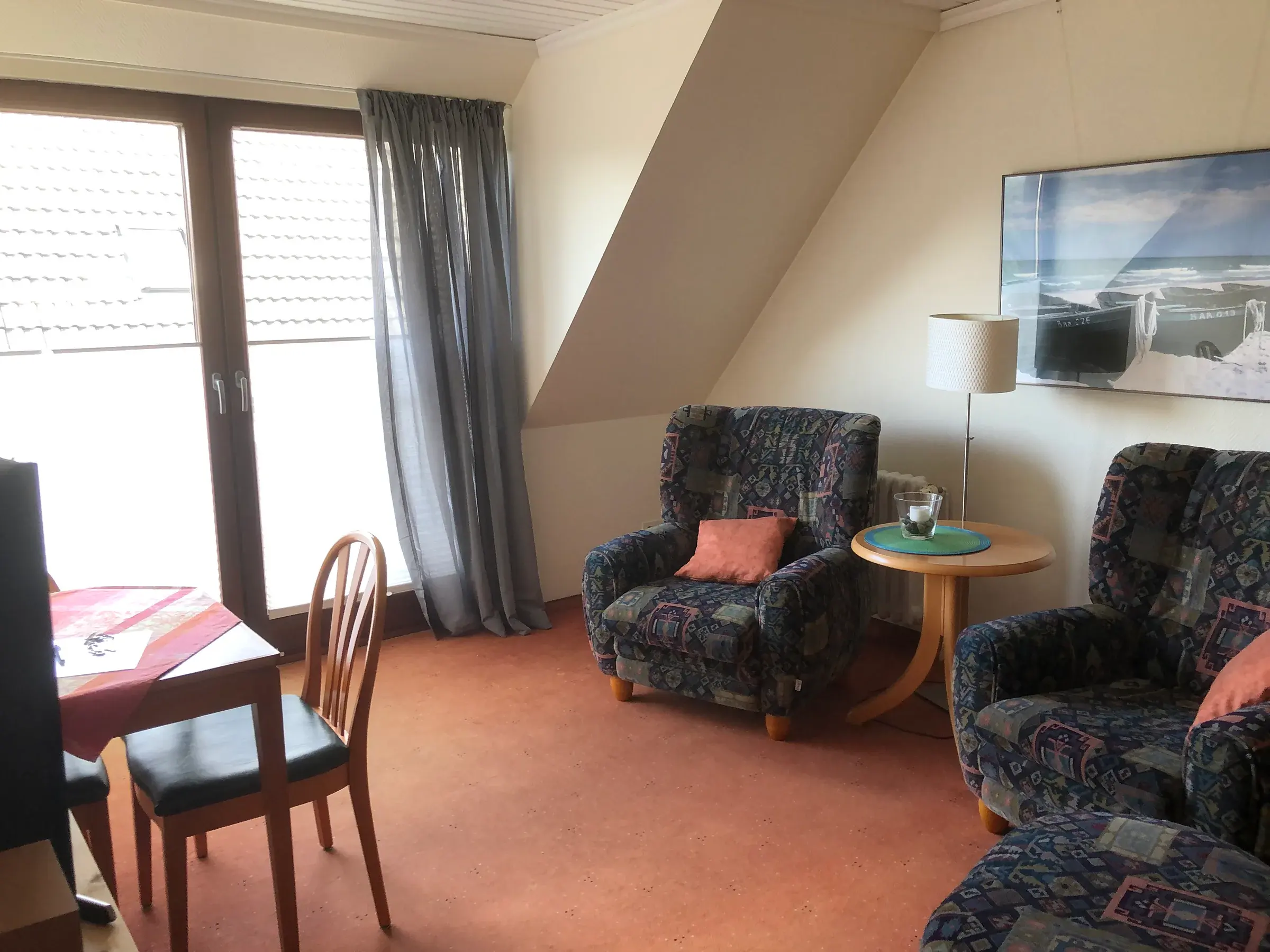 Wohnzimmer der Ferienwohnung Baltrum mit Blick zum Balkon
