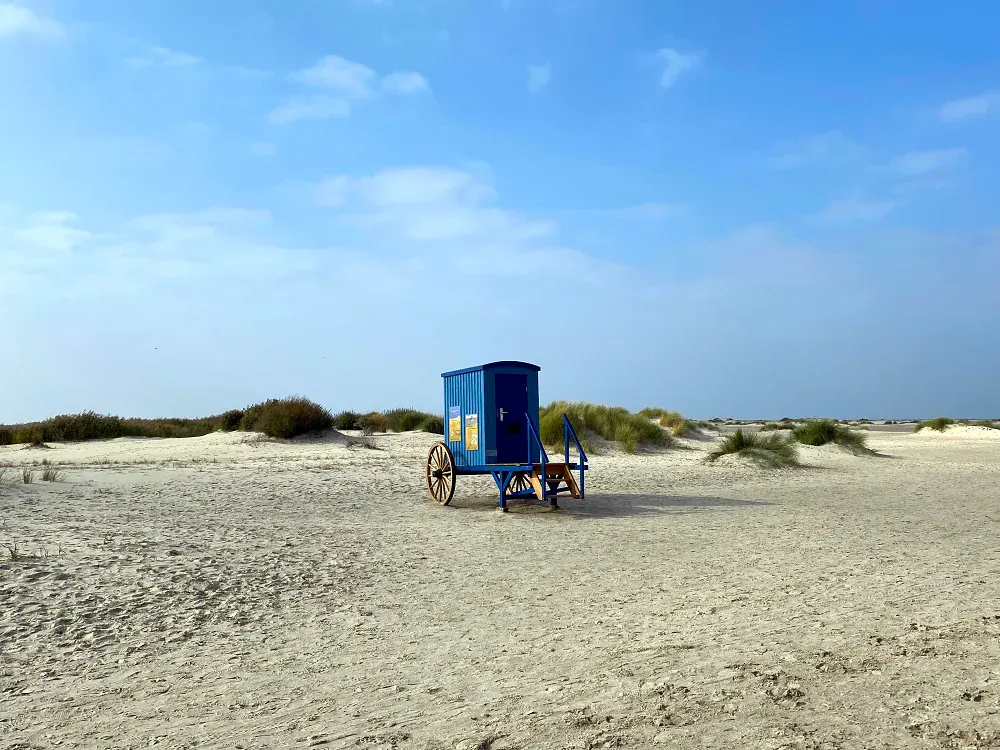 Weiter Borkumer Strand mit Meer und Wolkenhimmel