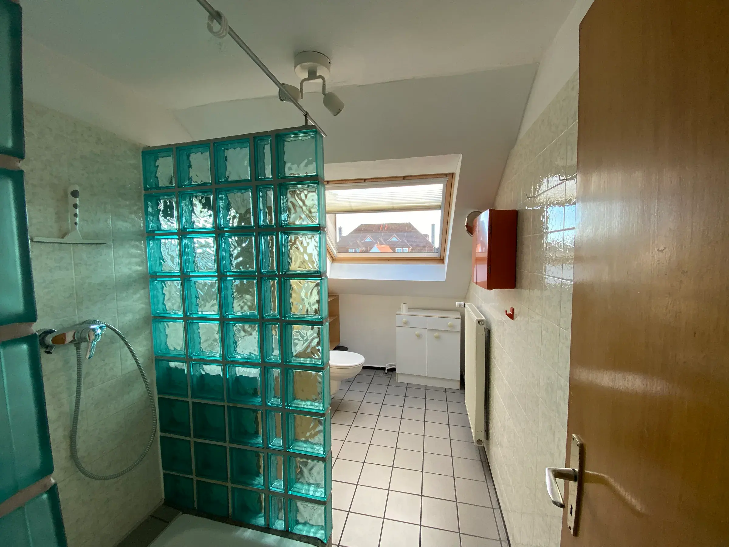 Offene Dusche im Bad der Ferienwohnung Kajo
