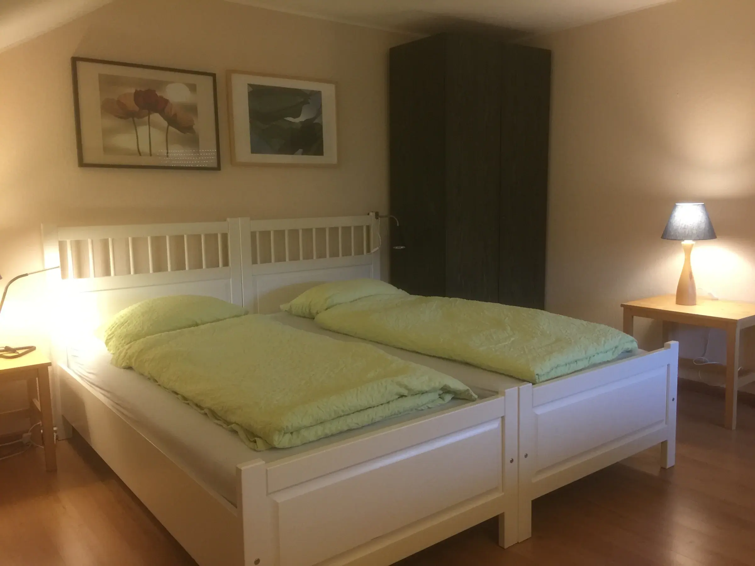 Schlafzimmer der Ferienwohnung Kajo mit zwei zusammengestellten Betten