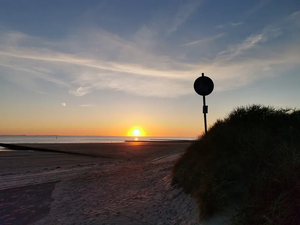 Abendlicht über Strand und Meer auf Borkum