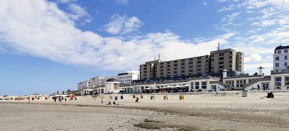 Promenade auf Borkum mit Blick Richtung Nordsee